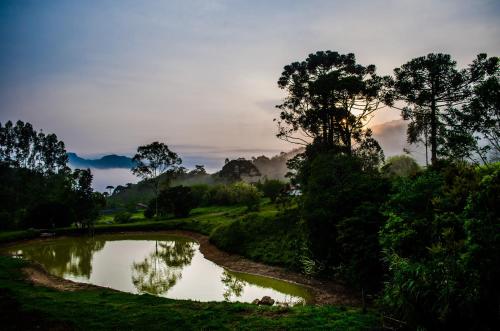 Resultado de imagem para Paisagem com lagoa no meio rural